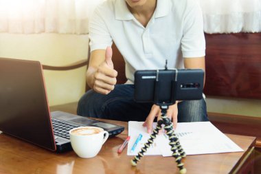 Evden çalışma / Adam evden çalışma saatinde akıllı telefondan video konferansı kullanır