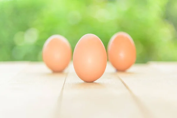 木の板の上の卵 — ストック写真