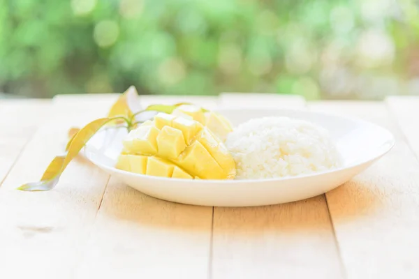 Mango Sticky Rice Dengan Kopi Cappuccino Panas Meja Kerja — Stok Foto