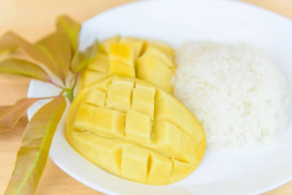 Mangga Sticky Rice Dalam Hidangan Putih — Stok Foto