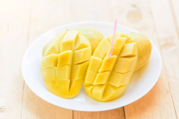 Mangga Matang Dalam Hidangan Putih — Stok Foto