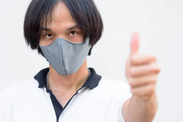 Ασιάτης Άνδρας Φοράει Υφασμάτινη Μάσκα Για Προστασία Από Covid Υφασμάτινη — Φωτογραφία Αρχείου