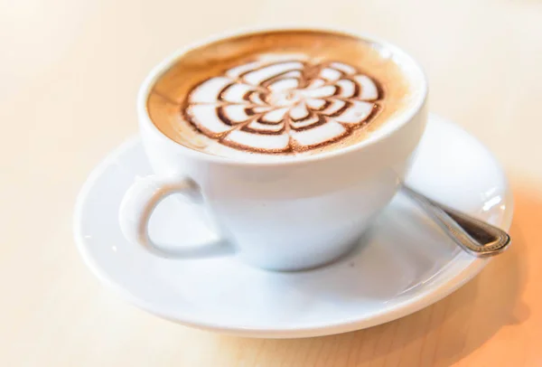 Café Cappuccino Quente Com Espuma Padrão Agradável Mesa — Fotografia de Stock