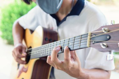 Parkta gitar çalmak