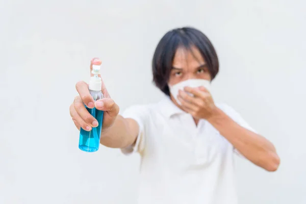Hombre Asiático Usa Mascarilla Rocía Gel Alcohol Para Limpiar Enfermedades — Foto de Stock