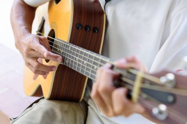 Parkta akustik gitar çalmak