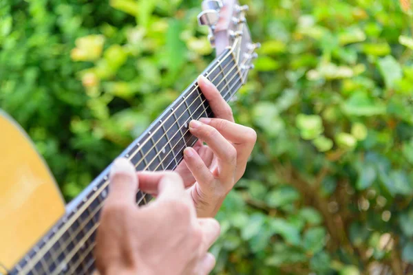 ギターの指板にギタリストのタップ技術 — ストック写真
