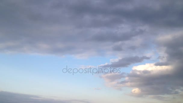 Nuages flottants dans le ciel du soir - TimeLapse — Video