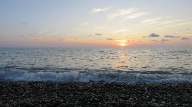 Denizin üzerinde gün batımı. Soçi..