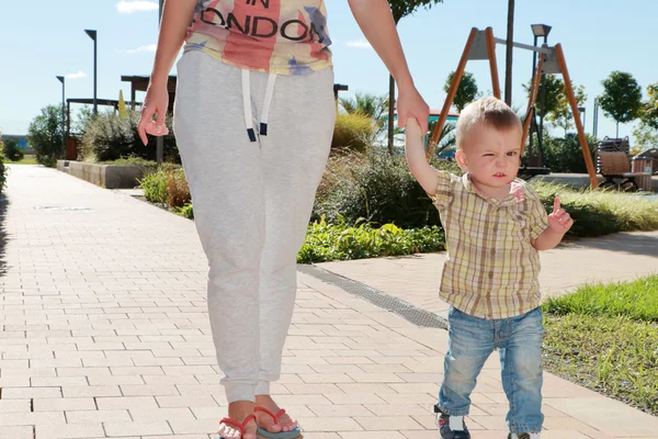 mutlu anne ve bebek öğrenme yürümek ve ilk adımlar