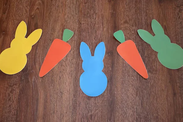 Easter bunnies ve havuç çelenk