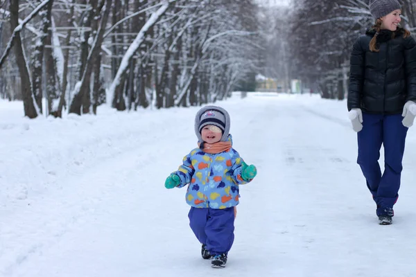 Child goes with mother on a snowy — Stock Photo, Image