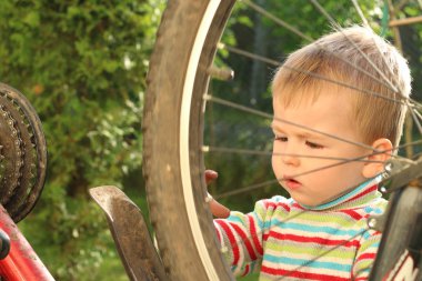 Çocuk bir bisiklet tekerleği döner