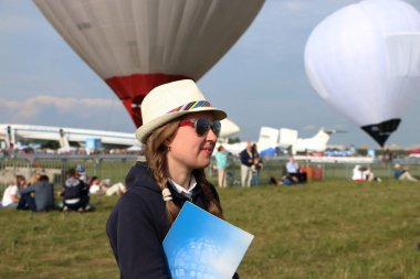 Arka plan gaz balonları bir kız portresi