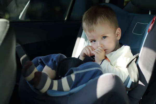 Petit garçon assis sur le siège auto — Photo