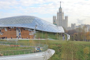 Moskova, Rusya-Kasım 03, 2017: Zaryadye Park. Medya Merkezi cam kabuğu.