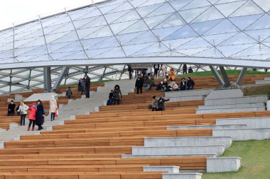 Moskova, Rusya - 03 Kasım 2017: Zaryadye park. Büyük bir amfitiyatro.