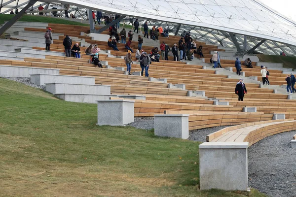 Moskova, Rusya - 03 Kasım 2017: Zaryadye park. Büyük bir amfitiyatro.