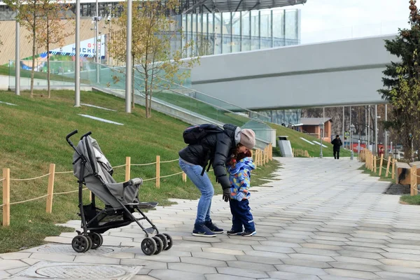 Çocuk annesi sonbahar Park kulağına fısıldar