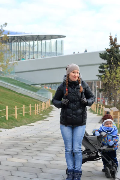 Sonbahar Park çocuk ile anne