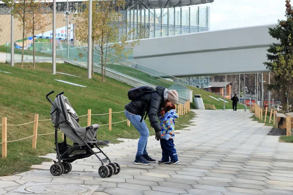 Çocuk annesi sonbahar Park kulağına fısıldar