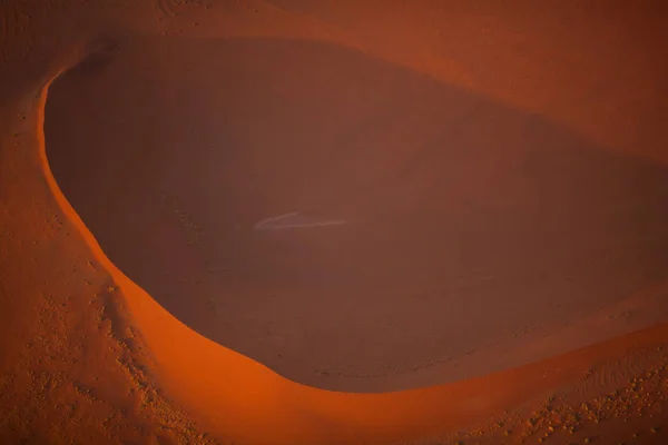 Belas dunas do deserto no pôr do sol — Fotografia de Stock