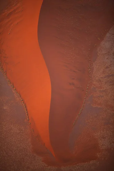Όμορφη στους αμμόλοφους της ερήμου στο ηλιοβασίλεμα — Φωτογραφία Αρχείου