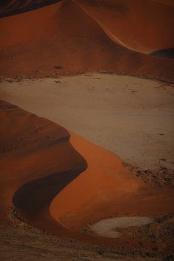 günbatımı üzerinde güzel çöl kumulları