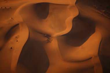 günbatımı üzerinde güzel çöl kumulları