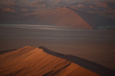 günbatımı üzerinde güzel çöl kumulları