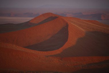 günbatımı üzerinde güzel çöl kumulları