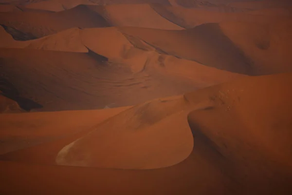 Hermosas dunas del desierto al atardecer — Foto de Stock