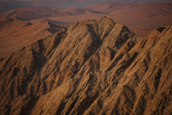 Hermosas dunas del desierto al atardecer — Foto de Stock