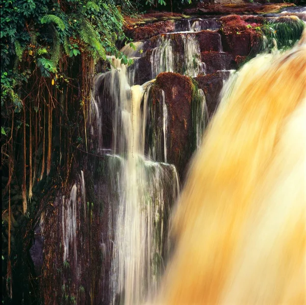 Gelber Wasserfall in Afrika — Stockfoto