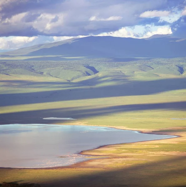 Lake at tableland under cloudy sky — Stock Photo, Image