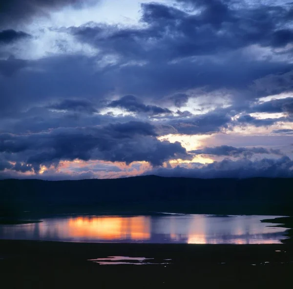 Lake onder zonsondergang — Stockfoto
