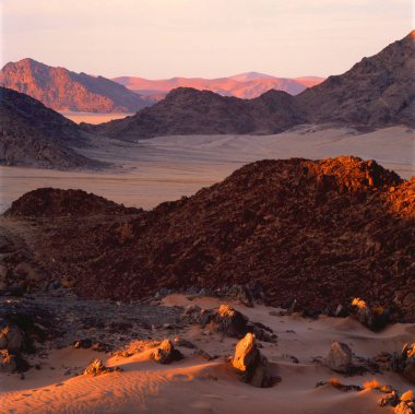 dağlar ve tepeler gökyüzü altında