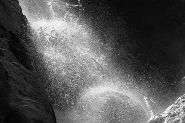 Siyah ve beyaz şelale masaüstü konsept desen sanatı damlacıkları yüksek deklanşör hızında