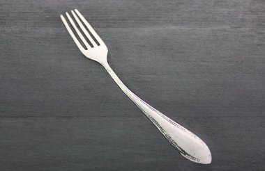 Çatal, masa tasarımında dövülmüş.