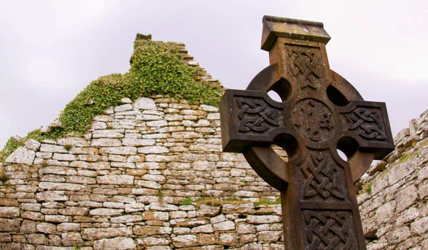 Keltisch Kruis Een Ierse Begraafplaats Met Kerkruïnes Achtergrond — Stockfoto