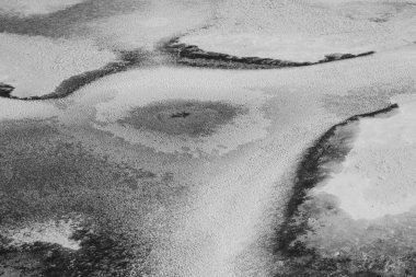 Tarnita Gölü, Romanya 'da siyah beyaz buz şekilleri