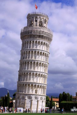 Pisa, İtalya 'nın Eğik Kulesi UNESCO Dünya Mirası Alanı. Turistik İtalyan ikonu eğimli mermer kule ve turistin fotoğraf çekmesi