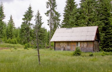 Tecrit sırasında dağdaki ücra dağ kulübesi