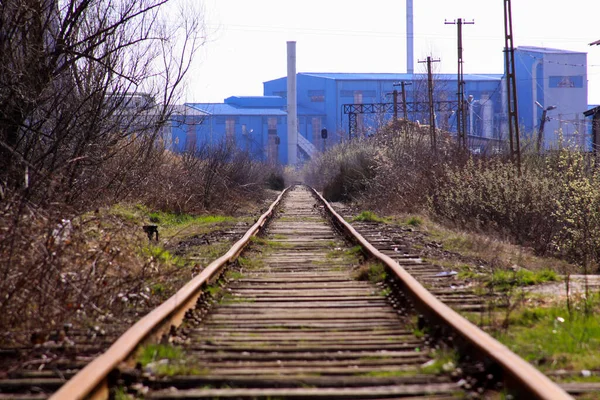 Rechte Treinrails Naar Een Oude Blauwe Fabriek Een Verlaten Vervuild — Stockfoto