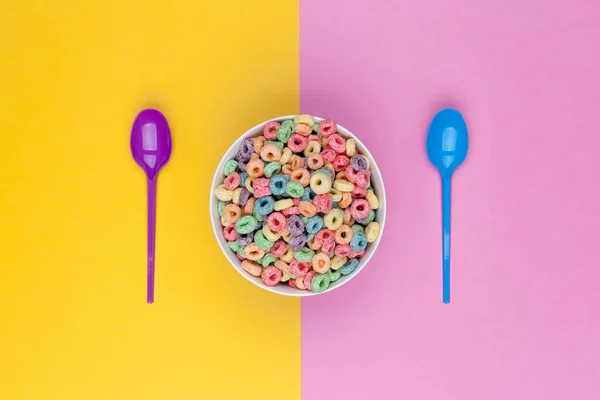 Cuenco Coloridos Cereales Dos Cucharas Vista Superior Fondo Dos Colores — Foto de Stock