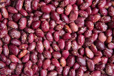 Yukarıdan bir sürü kırmızı fasulye görünüyor. Makro üst görünüm