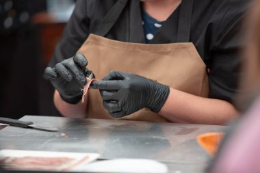 Kadın eli ançüez temizliyor. Ançüezli fileto yapan bir kadın..