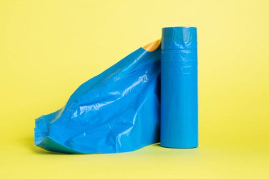 Sarı arka planda mavi çöp torbaları