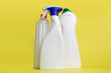 Sarı arka planda üç kutu temizlik malzemesi.