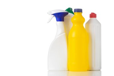 Beyaz arkaplanda izole edilmiş temizleme kavanozları